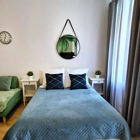 Cozy Modern Studio Green Apartment In Old Town-3